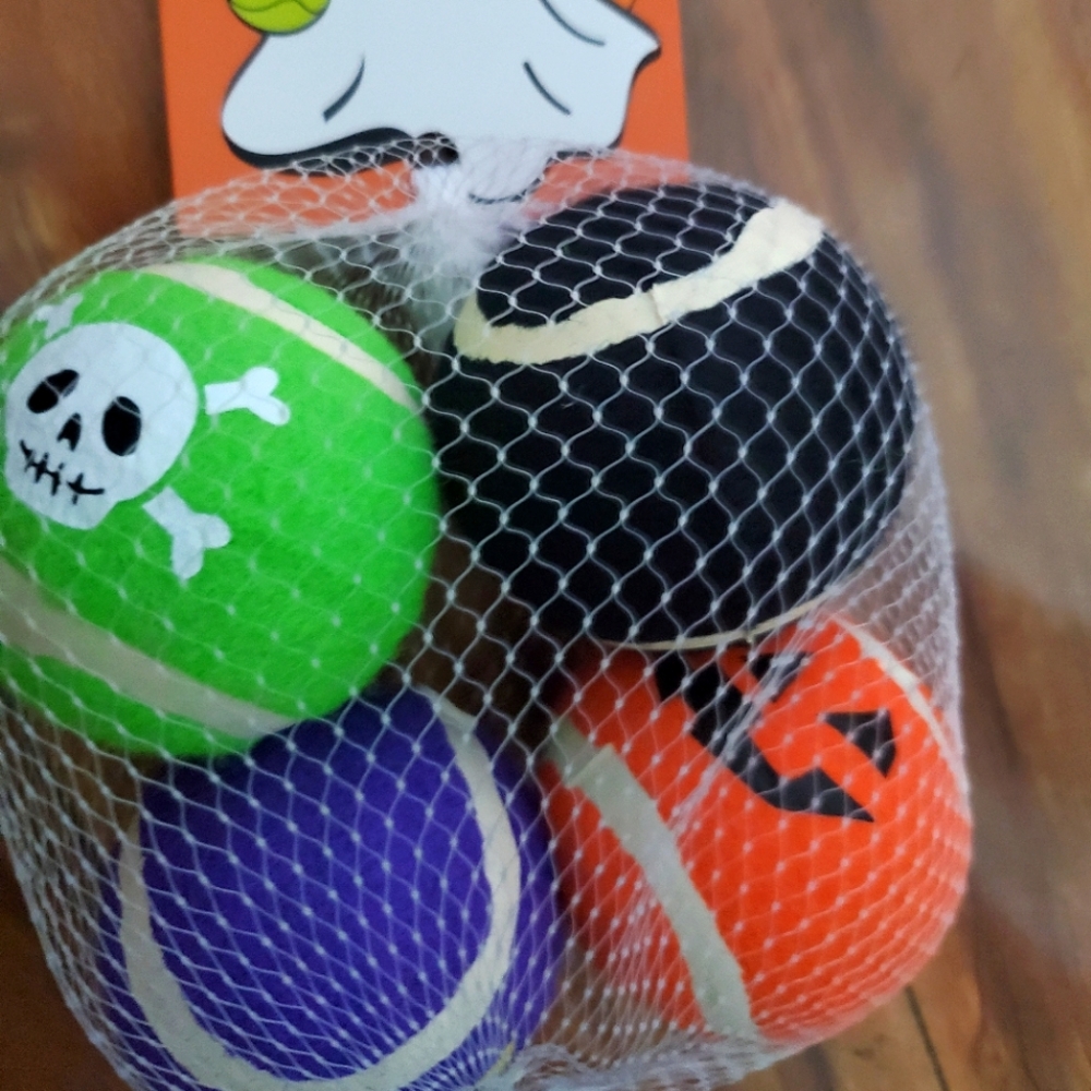 Fofos tennis ball for dog.